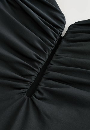 Schwarzer Stoff mit glatter Textur, der gerafft ist und eine zentrale Öffnung sowie gleichmäßig verteilte Falten entlang der Ränder aufweist.