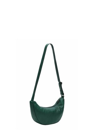 Sac à bandoulière en cuir vert avec une forme incurvée, une sangle réglable et une fermeture zippée. Texture lisse avec un design minimaliste.