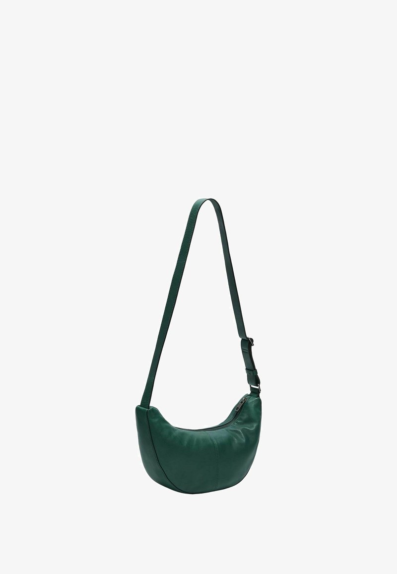 Borsa a tracolla in pelle verde con forma curva, tracolla regolabile e chiusura con zip. Texture liscia con design minimalista.