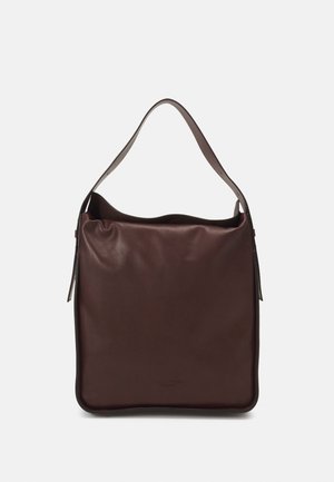 Borsa a spalla in pelle marrone con una texture liscia, design morbido, ampia apertura e una semplice tracolla grigia. Nessun hardware o motivo visibile.