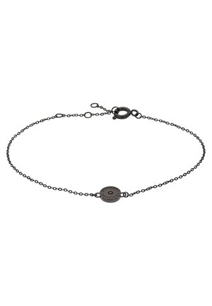 Hieno musta ketjuranneke, jossa on pyöreä kaiverrettu riipus ja kevyt jousirengaslukko valkoisella taustalla.