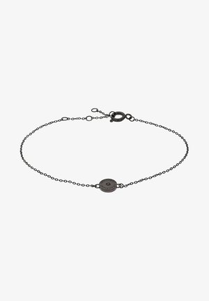 Bracelet délicat en chaîne noire avec breloque ronde gravée et fermoir anneau ressort sur fond blanc.