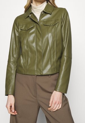 Veste en simili cuir vert olive avec un col, fermeture éclair et poches poitrine. Présente des coutures verticales et des manches ajustées.