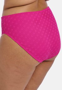 Růžové bikiny s vysoce umístěným pasem, které mají strukturovaný vzor a široký elastický pas pro pohodlí a oporu.