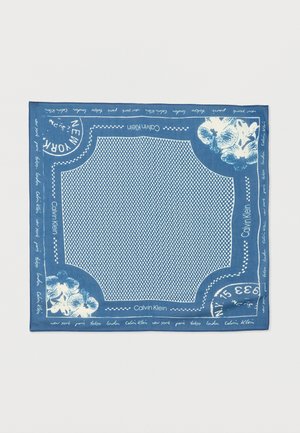 Μπλε κασκόλ Calvin Klein με λευκά λουλουδένια σχέδια, ονόματα πόλεων και γραμματόσημα τύπου ταχυδρομείου κατά μήκος του περιγράμματος και στο κέντρο με μοτίβο.