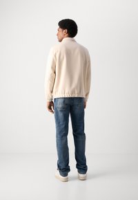 Lindbergh TEXTURED ZIP THROUGHT JACKET - Sommerjakke - off white