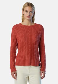 Kabelstrickpullover in korallenorange mit Rundhalsausschnitt und gerippten Bündchen. Hergestellt aus strukturiertem Stoff mit taillierter Silhouette.