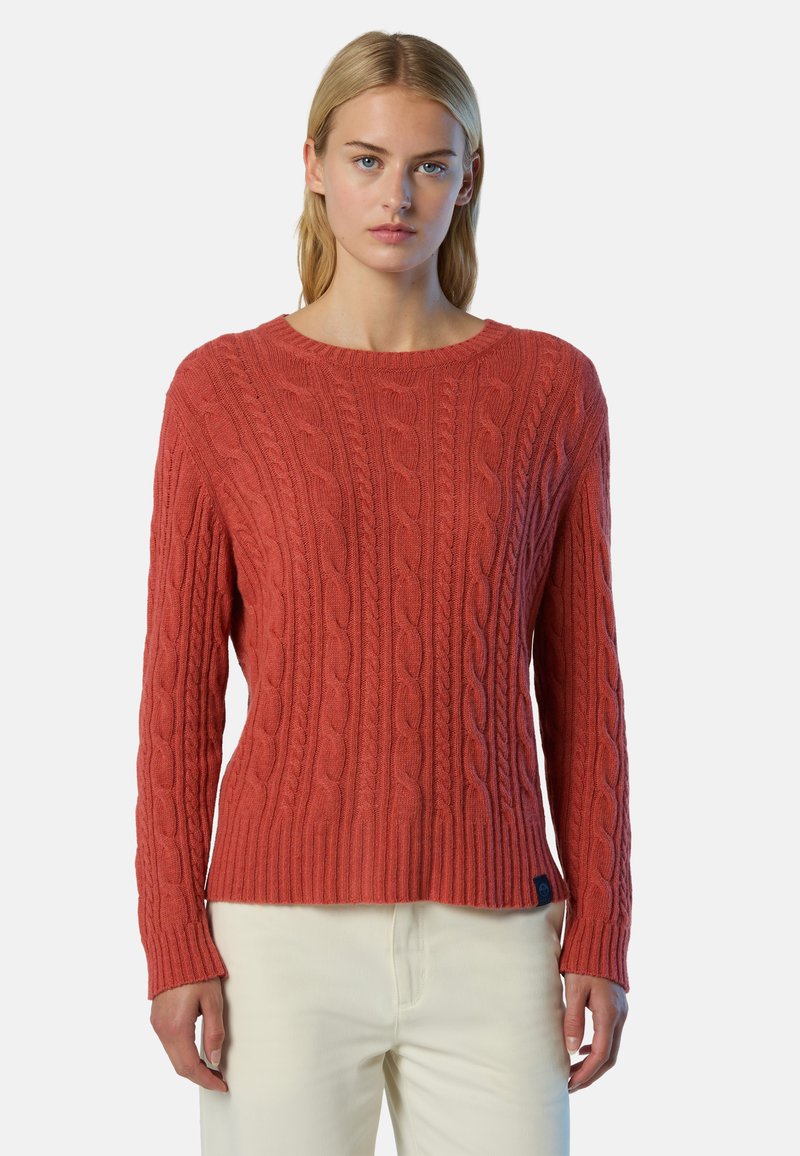 Kabelstrickpullover in korallenorange mit Rundhalsausschnitt und gerippten Bündchen. Hergestellt aus strukturiertem Stoff mit taillierter Silhouette.
