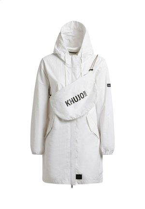 Witte lange jas met capuchon en voorzakken, gecombineerd met een witte schoudertas met het label "KHUJO 2001", tegen een witte achtergrond.