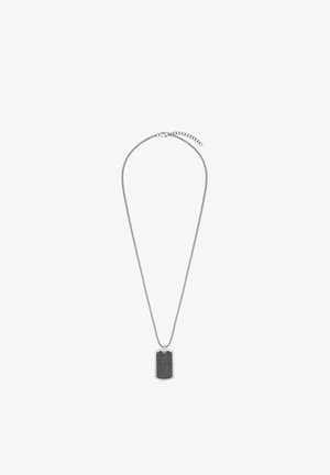 Silberne Halskette mit einem rechteckigen schwarzen Anhänger mit einem perforierten Muster, der an einer dünnen, kettenähnlichen Silberkette mit verstellbarem Verschluss hängt.