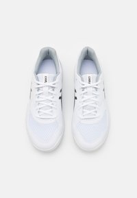 Weiße Sport-schuhe mit Mesh-Einsätzen, Schnürdesign und schwarzen Akzenten. Abgerundete Zehenpartie und gepolsterter Kragen für zusätzlichen Komfort.