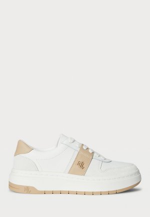 Hvit sneakers med brune detaljer, glatt skinn og tekstiloverdel, rund tå, polstret krage, snøring og tykk gummisåle.