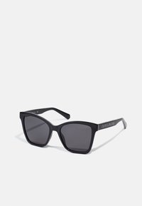 Ochelari de soare rectangulari negri cu lentile întunecate și rame lucioase. Prezintă un branding argintiu pe latură. Formă pătrată cu brațe solide.