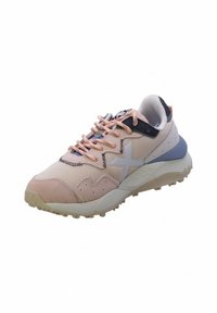 Scarpa da corsa leggera con tomaia in rete e camoscio nei colori rosa, blu navy e beige, caratterizzata da una suola spessa e un motivo di presa testurizzato.