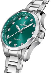 Silberner Edelstahlarmbanduhr mit einem türkisfarbenen Zifferblatt, diamantähnlichen Indizes und Solarbetrieb. Verfügt über ein poliertes Metallarmband.