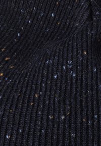 Garen gebreid trui in donker marineblauw met een geribbelde textuur, voorzien van spikkels in lichtblauw, wit en geel voor extra detail.