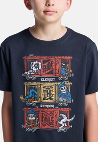 Zwarte katoenen t-shirt met een kleurrafische afbeelding van cartooneske karakters op treinwagons, met vetgedrukte tekst "RIDE ELEMENT THE RAILS."
