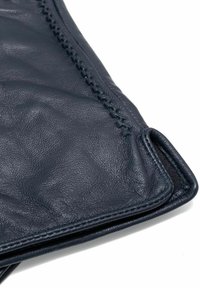 Granatowy skórzany portfel o teksturowanej powierzchni, widocznych szwach i gładkiej krawędzi. Kompaktowy design w stylu składanym, bez dodatkowego wyposażenia.