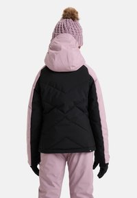 Zwarte en roze geïsoleerde jas met capuchon, voorzien van een diamantvormig quiltontwerp en contrasterende mouwen. Inclusief gebreide roze muts.