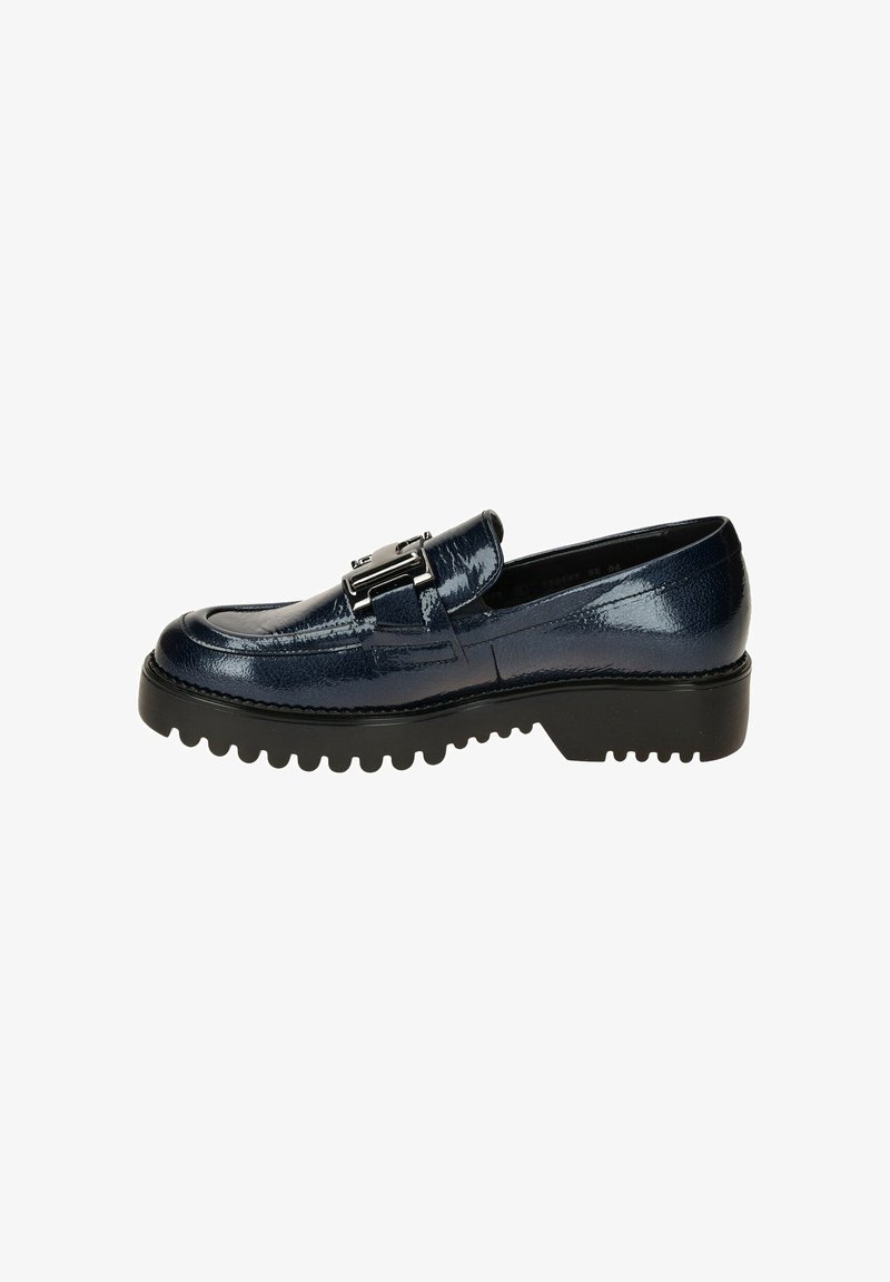 Marineblauwe glanzende leren loafers met een zilveren gesp, voorzien van een robuuste zwarte rubberen zool en textuurstiksels.