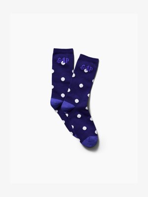 Paire de chaussettes violettes à pois blancs, talons et bouts plus clairs, avec le logo "GAP" près du haut.