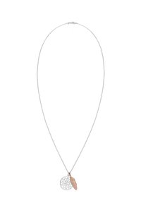 Sølv kæde med en cirkulær vedhæng med geometriske udsparinger og en rosaguld fjer charme, som giver kontrasterende metalliske toner.
