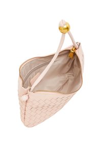 Borsa a tracolla in pelle intrecciata di colore rosa chiaro con chiusura a zip, tasca interna e un accento in metallo dorato rotondo. Texture liscia.