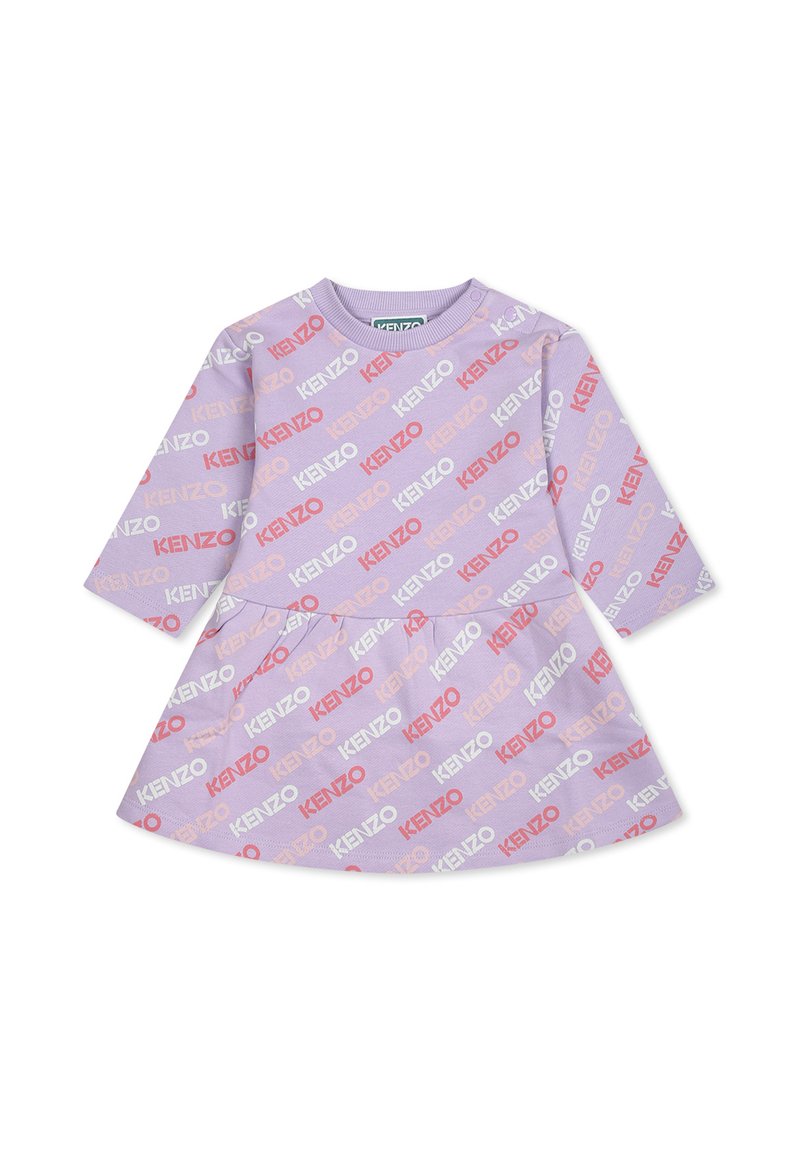 Robe lilas avec des manches courtes, un col rond et un imprimé KENZO intégral en rouge, blanc et rose sur un tissu texturé.