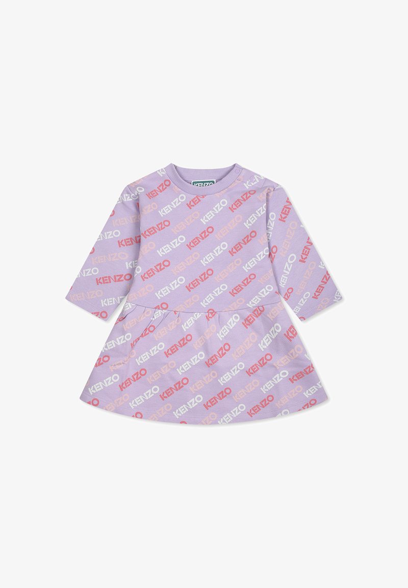 Robe lilas avec des manches courtes, un col rond et un imprimé KENZO intégral en rouge, blanc et rose sur un tissu texturé.