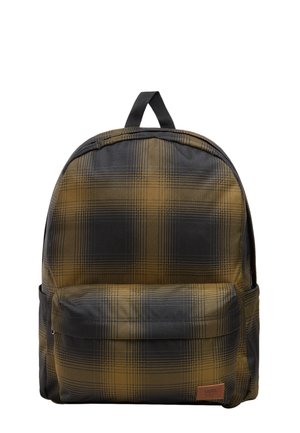 Mochila de cuadros en tonos negros y mostaza, hecha de un tejido con textura suave. Cuenta con un bolsillo frontal y un asa en la parte superior.