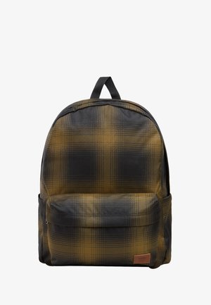 Mochila de cuadros en tonos negros y mostaza, hecha de un tejido con textura suave. Cuenta con un bolsillo frontal y un asa en la parte superior.