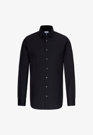 Czarna koszula na długi rękaw z przodu zapinana na guziki i z kołnierzem typu spread, przedstawiona na białym tle.