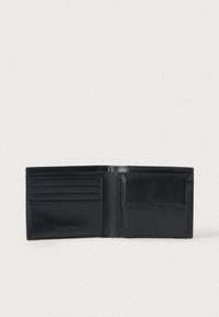 Μαύρο δερμάτινο πορτοφόλι με πολλαπλές θήκες για κάρτες, ένα διαμέρισμα για μετρητά, ομαλή υφή και διακριτικό λογότυπο στο κάτω μέρος μπροστά.