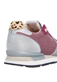 Tennisedel, millel on tumepruun nahast ülaosa, hõbedase sära aktsendid, leopardimustriga kannaosa ja hall kummist tald valgete detailidega.