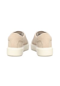 Sneaker in suede beige con suola in gomma bianca, punta arrotondata e dettagli di cucitura discreti vicino al tallone. Design minimalista con linee pulite.