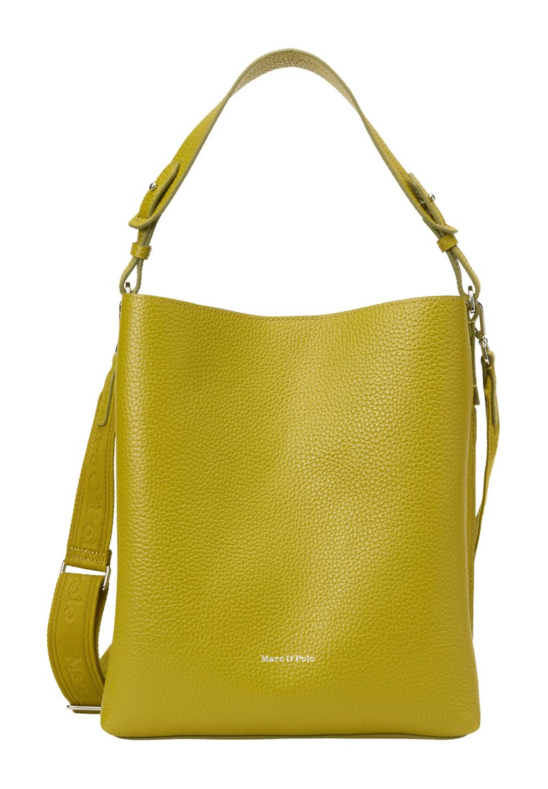 Borsa a spalla gialla in pelle con finitura testurizzata, tracolla regolabile e marchio impresso sul fronte. Design strutturato e aperto nella parte superiore.
