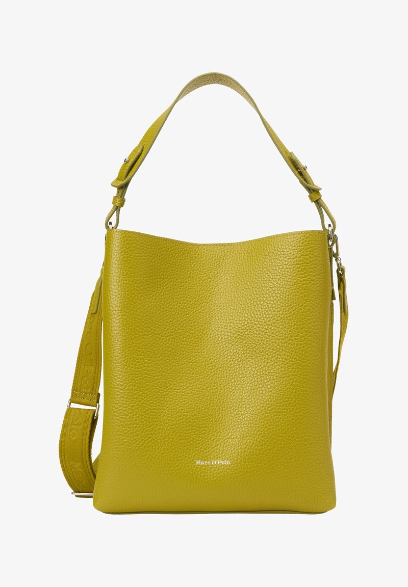 Sac à épaule en cuir jaune avec une finition texturée, bandoulière réglable et logo en relief sur le devant. Design structuré à ouvert.