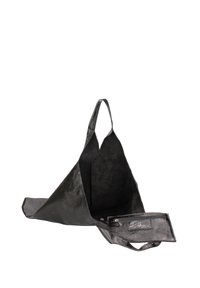 Zwarte getextureerde tote bag met een driehoekige vorm, voorzien van een enkele schouderband en een binnenvak met rits. Glad buitenoppervlak.