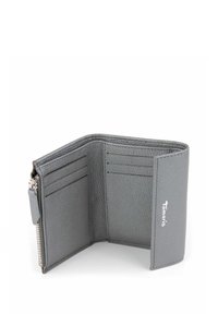 Portefeuille en cuir gris avec plusieurs emplacements pour cartes, un compartiment zippé et une finition texturée, avec un logo embossé sur le côté.
