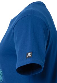 Blauwe katoenen T-shirt met een ronde hals en korte mouwen. Voorzien van een groen geometrisch patroon en een zwart "Forsberg" logo op de mouw.