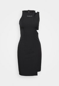 Černé bezramínkové šaty s vysokým výstřihem, asymetrickým střihem a bočním výřezem. Vyrobené z hladkého materiálu s jemnými švy.