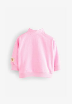 Sudadera rosa de manga corta con cuello alto y dobladillo acanalado. Presenta una tela texturizada y una etiqueta en la manga izquierda con texto.