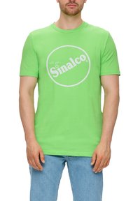Groene T-shirt met korte mouwen, gemaakt van katoen, met een wit circulair logo met de tekst "Sinalco." Ontworpen voor een casual pasvorm.