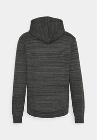 Felpa grigia con un design testurizzato e mélange. Caratterizzata da un cappucci arrotondato, maniche lunghe e un colore solido nei polsini e nell'orlo.