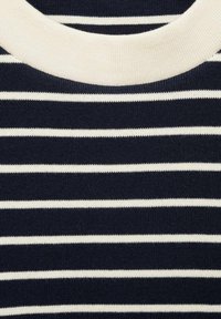 Marinestreifenpullover mit horizontalen weißen Streifen, gerundetem cremefarbenem Ausschnitt, geripptem Textur und tailliertem Design.