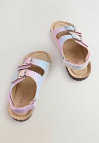 Glittriga pastellsandaler med två justerbara remmar med metallspännen, en texturerad innersula och en hållbar brun sula.