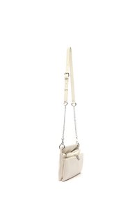 Bílá kožená crossbody taška s řetízkem, zipovými kapsami a hladkým povrchem. Kompaktní obdélníkový tvar s nastavovacími popruhy.
