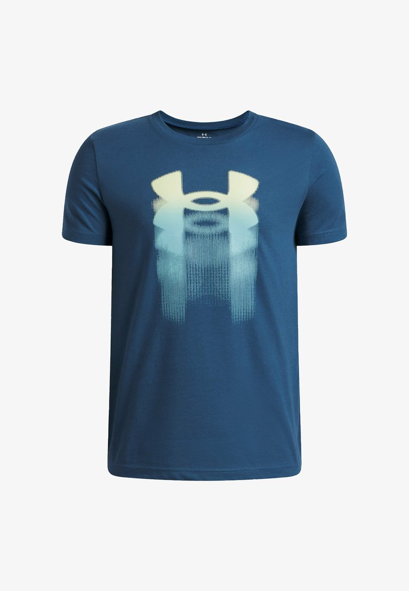 Camiseta azul de manga corta y cuello redondo con un gran logo degradado de Under Armour en tonos blancos y azul claro en la parte delantera.
