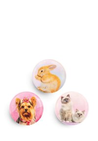 Set von drei runden Knöpfen mit Tierbildern: ein brauner Hase, ein Yorkshire Terrier mit einer Schleife und zwei Katzen. Die Hintergründe sind in sanftem Rosa.