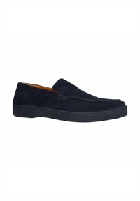 Marineblauwe suede instappers met een gladde textuur, ronde neus en subtiele stikseldetails. Voorzien van een rubberen zool voor grip en duurzaamheid.